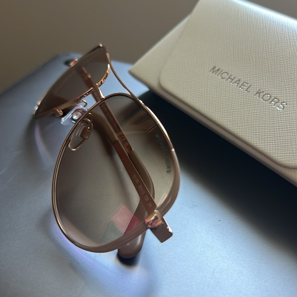 Michael Kors Chelsea Rose gold sunglasses - Picture 2 of 7